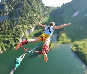 开云下载-绿茵场与乒乓台的双重奏，葡萄牙轻取奥地利，许昕赛场高光闪耀