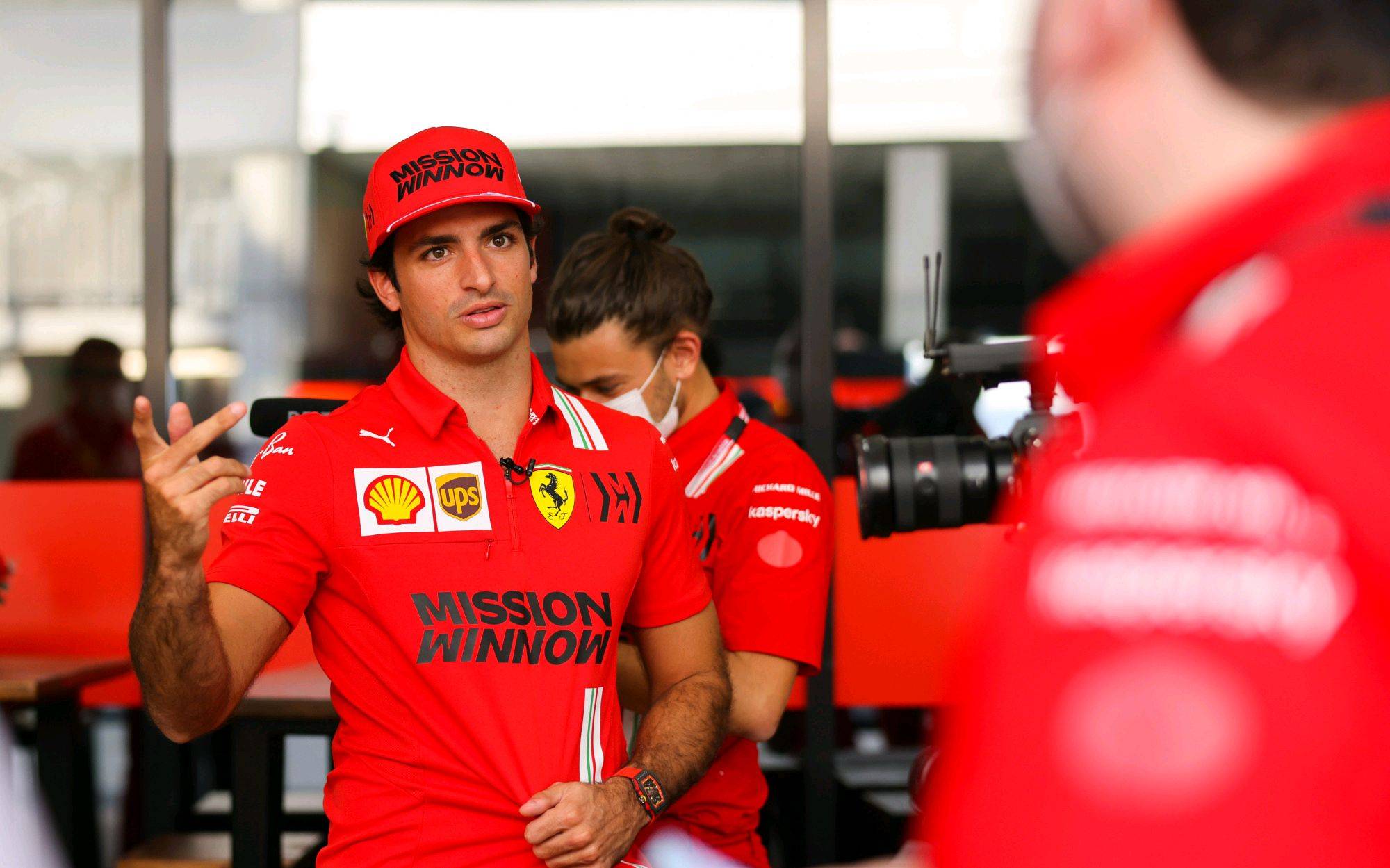 红牛车队逆转雷诺车队，塞恩斯惊艳四座