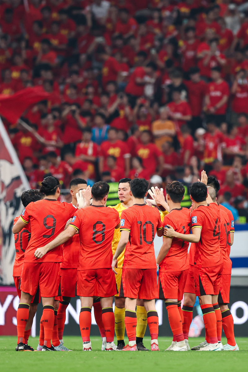 多支强队争夺胜利,场上气氛高涨 多支强队争夺胜利,场上气氛高涨