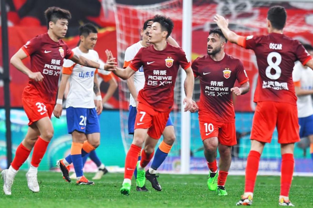 多支强队争夺胜利,场上气氛高涨 多支强队争夺胜利,场上气氛高涨