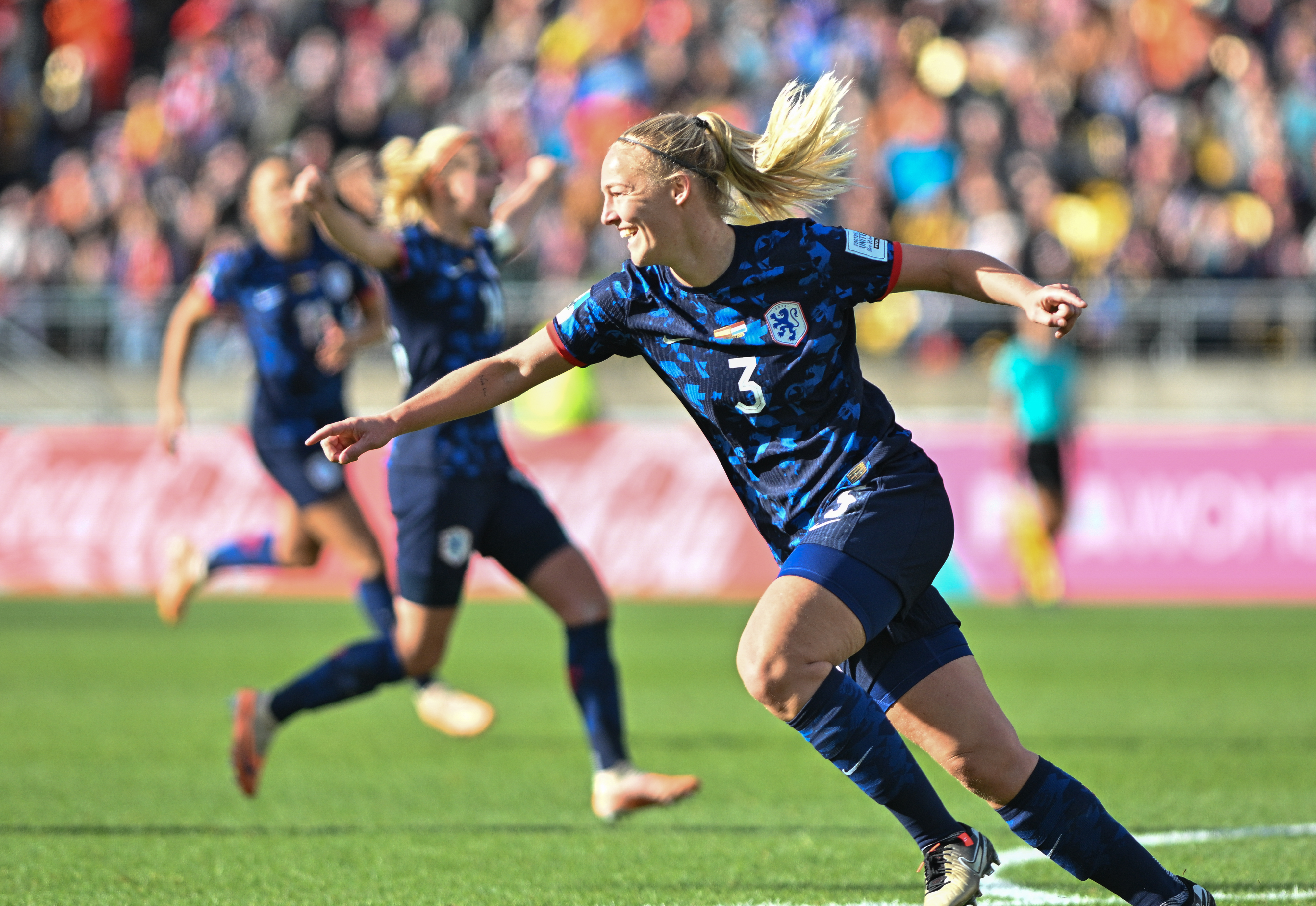 荷兰队迎战西班牙，球员们士气高昂