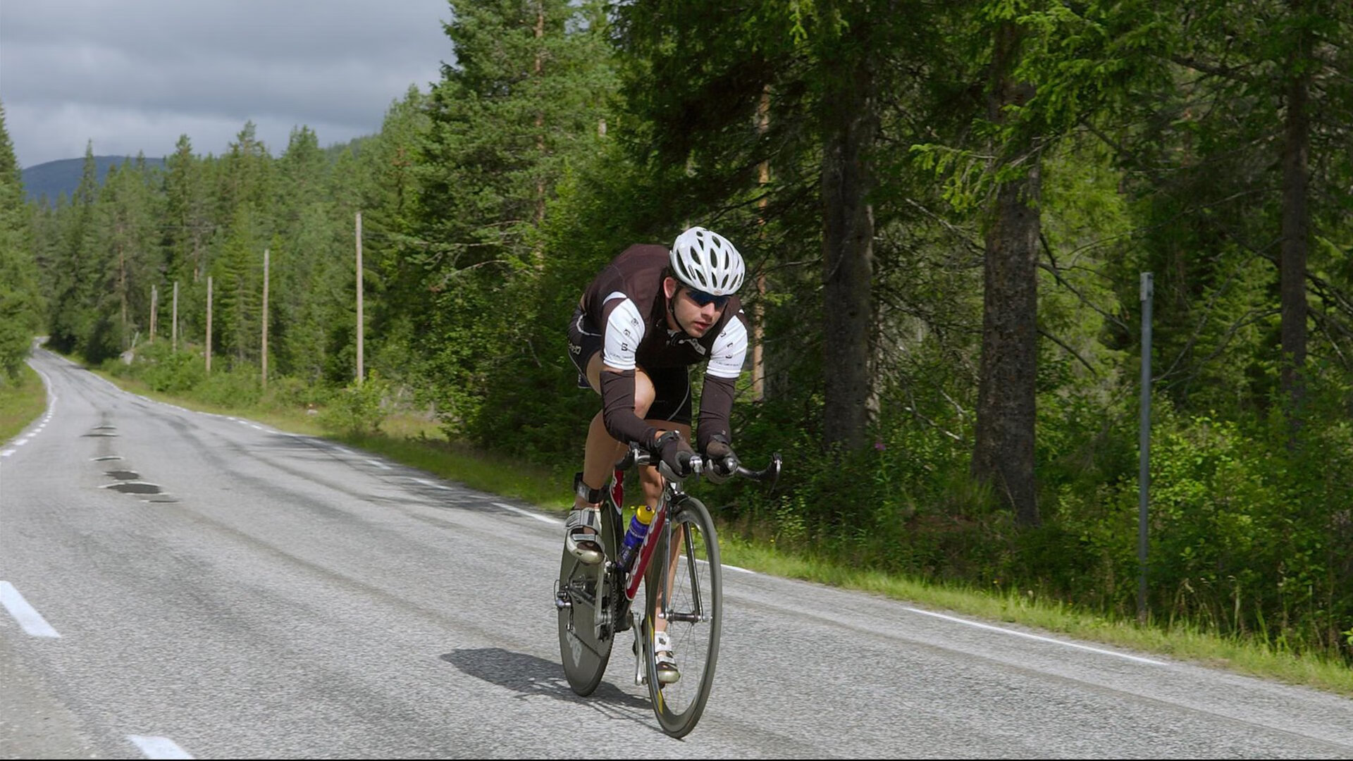 老鹰封锁雷霆，库里成为关键先生，一场战术与意志的较量